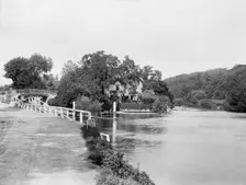 Ray Mill Cottage, River Thames, Maidenhead, Berkshire, 1885. Artist: Henry Taunt