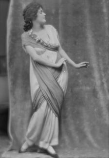 Ray, Adele, Miss, portrait photograph, 1914 July 8. Creator: Arnold Genthe