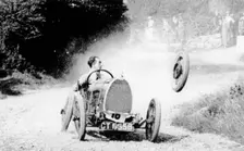 Raymond Mays Bugatti loses a wheel, (early 1930s?)