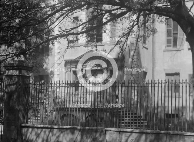 [Radcliffe-King Mansion, 24 George Street], Charleston, South Carolina, between 1920 and 1926. Creator: Arnold Genthe.