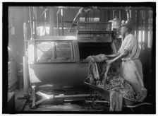 Rag washer, between 1912 and 1917. Creator: Harris & Ewing