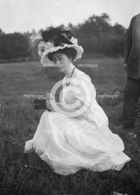Rainsford, Mrs., seated outdoors, between 1922 and 1924. Creator: Arnold Genthe.