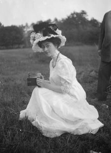 Rainsford, Mrs., seated outdoors, between 1922 and 1924. Creator: Arnold Genthe
