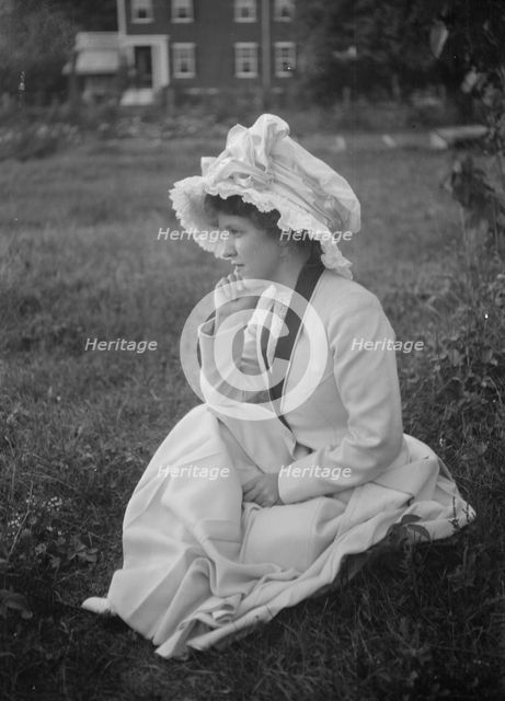 Rainsford, Mrs., seated outdoors, between 1922 and 1924. Creator: Arnold Genthe.