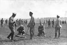 Ramenés au Devoir; Arretes dans leur debandade, des soldats qui avaient abandonné leur..., 1917. Creator: Unknown