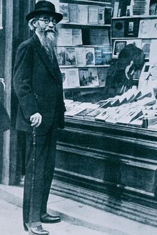 Ramón María del Valle Inclan (1869-1936), Spanish writer, at a bookstore in Málaga, photo 1926