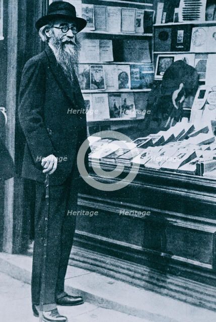 Ramón María del Valle Inclan (1869-1936), Spanish writer, at a bookstore in Málaga, photo 1926.