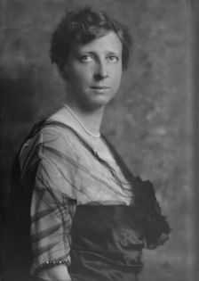 Randol, E., Miss, portrait photograph, 1914 Dec. Creator: Arnold Genthe