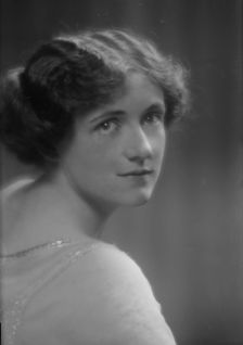 Randell, Mrs., portrait photograph, 1913. Creator: Arnold Genthe