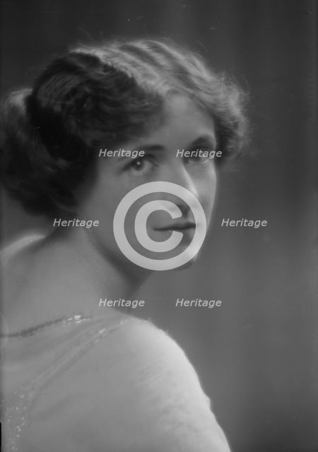 Randell, Mrs., portrait photograph, 1913. Creator: Arnold Genthe.