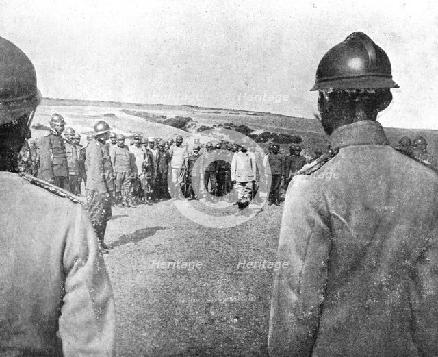 'Reunion d'officiers serbes autour du colonel Vassitch, qui prit Monastir aux Turcs le nov..., 1916. Creator: Unknown.