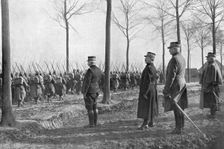 'Revue sur le front; Sous les yeux du grand chef, sur la route d'Hondschoote 1915. Creator: Unknown