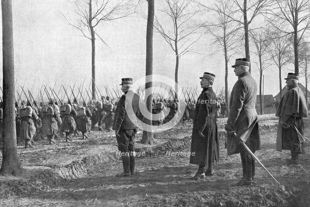 ''Revue sur le front; Sous les yeux du grand chef, sur la route d'Hondschoote', 1915. Creator: Unknown.