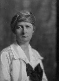 Reynolds, Jackson, Mrs., portrait photograph, 1915. Creator: Arnold Genthe