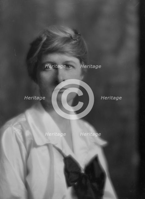 Reynolds, Jackson, Mrs., portrait photograph, 1915. Creator: Arnold Genthe.