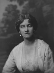 Read, William A., Mrs., portrait photograph, 1916. Creator: Arnold Genthe