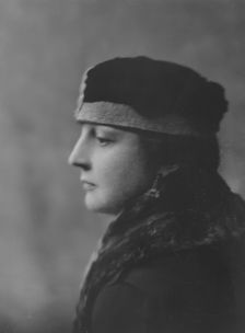 Read, Mrs., portrait photograph, 1916. Creator: Arnold Genthe