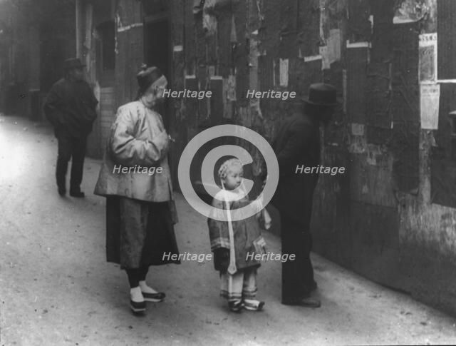 Reading the Tong proclamation, Chinatown, San Francisco, between 1896 and 1906. Creator: Arnold Genthe.