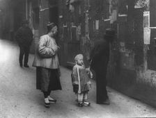 Reading the Tong proclamation, Chinatown, San Francisco, between 1896 and 1906. Creator: Arnold Genthe
