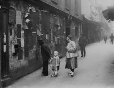 Reading the Tong proclamation, Chinatown, San Francisco, between 1896 and 1906. Creator: Arnold Genthe