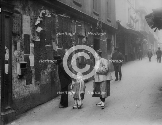 Reading the Tong proclamation, Chinatown, San Francisco, between 1896 and 1906. Creator: Arnold Genthe.