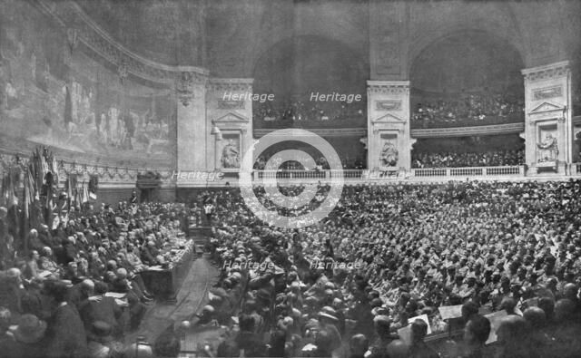 'Reconnaissance national; la ceremonie du 2 aout 1919, a Paris, dans le Grand Amphitheatre..., 1919. Creator: Jean Clair-Guyot.