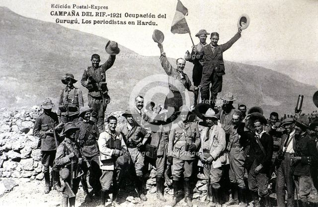 Reconquest of the Gurugu during the Morocco campaign in 1921, a group of war journalists after th…
