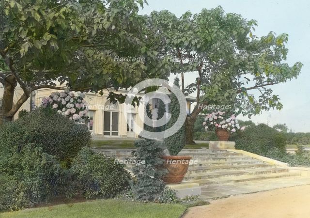 "Red Maples," Mrs. Rosina Sherman Hoyt House, Southampton, New York, 1915. Creator: Frances Benjamin Johnston.
