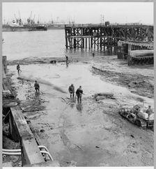 Red Lion Wharf, Northfleet, Gravesend, Gravesham, Kent, 24/08/1951. Creator: John Laing plc