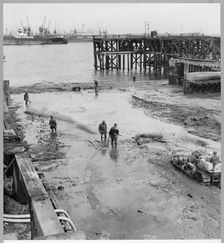 Red Lion Wharf, Northfleet, Gravesend, Gravesham, Kent, 24/08/1951. Creator: John Laing plc