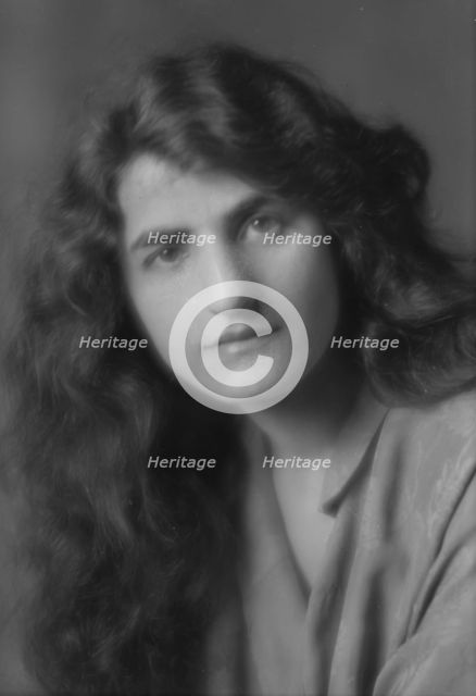 Reiss, Miss, portrait photograph, 1915. Creator: Arnold Genthe.