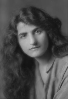 Reiss, Miss, portrait photograph, 1915. Creator: Arnold Genthe