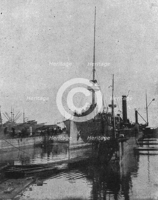 'Relevement du "Medjidie" a Odessa : le croiseur est soutenu par des chalands, et des..., c1915. Creator: Unknown.