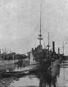 Relevement du "Medjidie" a Odessa : le croiseur est soutenu par des chalands, et des..., c1915. Creator: Unknown