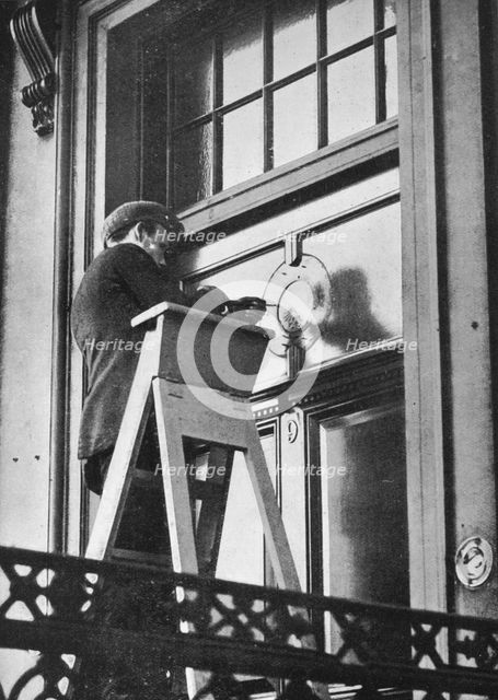 'Removing German emblems from German Embassy, Carlton House Terrace, London', 1914. Artist: Unknown.