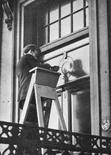 Removing German emblems from German Embassy, Carlton House Terrace, London 1914