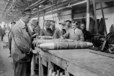 Removing nose from 6 inch shell, between c1915 and c1920. Creator: Bain News Service