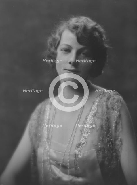 Rennard, D., Miss, portrait photograph, 1916. Creator: Arnold Genthe.