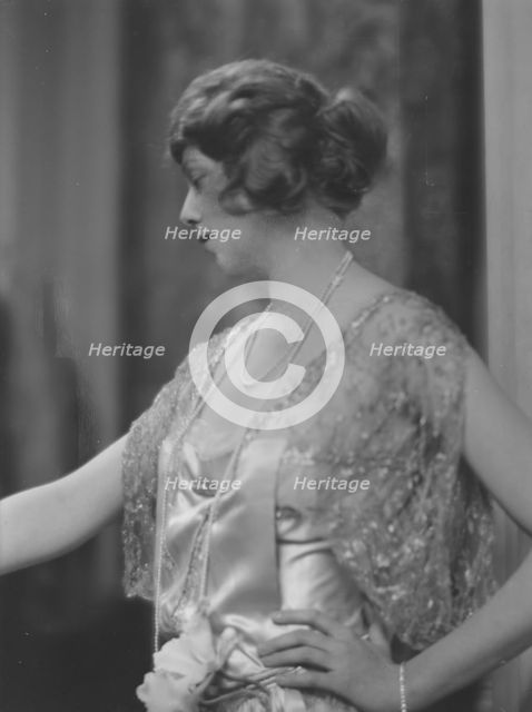 Rennard, D., Miss, portrait photograph, 1916. Creator: Arnold Genthe.
