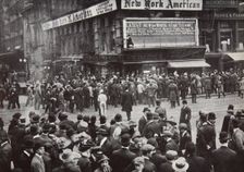 Reports of the sinking of the Titanic arrive in New York, USA, April 1912.. Creator: Unknown