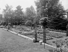 Residence of Mrs. Franklin H. Walker, garden, Detroit, Mich., between 1905 and 1915. Creator: Unknown