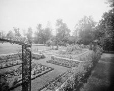 Residence of Mrs. Franklin H. Walker, garden, Detroit, Mich., between 1905 and 1915. Creator: Unknown