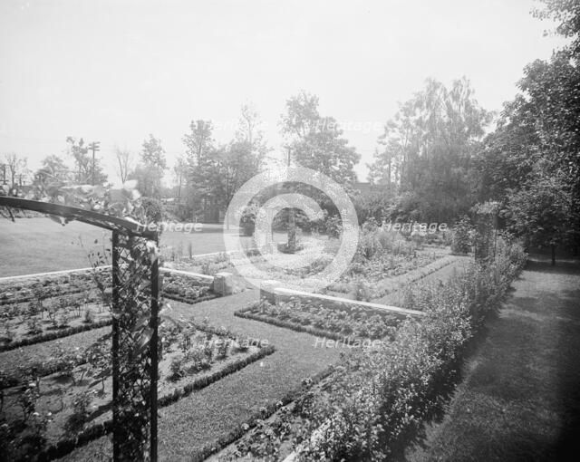 Residence of Mrs. Franklin H. Walker, garden, Detroit, Mich., between 1905 and 1915. Creator: Unknown.