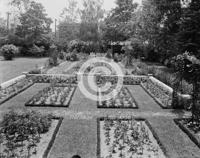 Residence of Mrs. Franklin H. Walker, garden, Detroit, Mich., between 1905 and 1915. Creator: Unknown.
