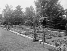 Residence of Mrs. Franklin H. Walker, garden, Detroit, Mich., between 1905 and 1915. Creator: Unknown