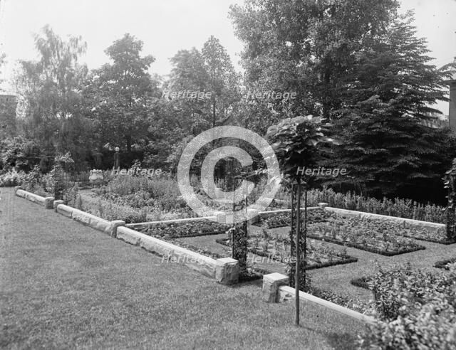 Residence of Mrs. Franklin H. Walker, garden, Detroit, Mich., between 1905 and 1915. Creator: Unknown.