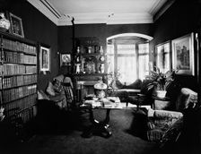 Residence of Mrs. H.C. Parke, library, Detroit, Mich., between 1900 and 1910. Creator: Unknown