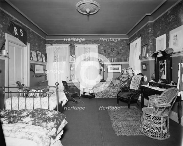 Residence of Mrs. H.C. Parke, bed room, Detroit, Mich., between 1900 and 1905. Creator: Unknown.