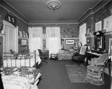 Residence of Mrs. H.C. Parke, bed room, Detroit, Mich., between 1900 and 1905. Creator: Unknown