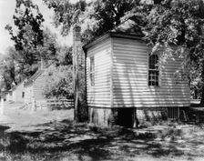 Residence, cabin, on James River, Tuckahoe Plantation, Goochland County..., between c1905 and c1933. Creator: Frances Benjamin Johnston